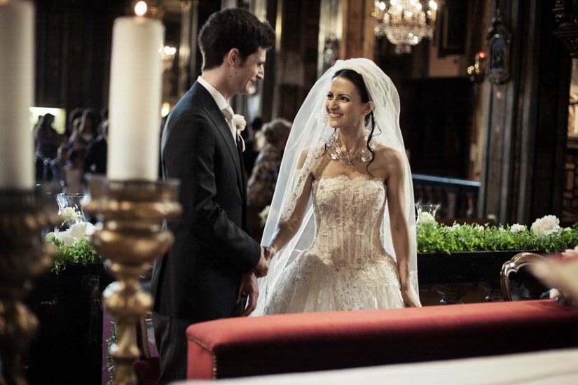 Fotografo matrimonio Torino: due sposi scherzano sull'altare