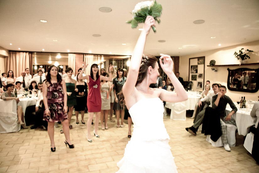 Fotografo matrimonio Torino: lancio del bouquet