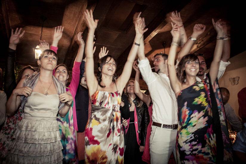 Fotografo matrimonio Torino: un gruppo di invitati di un matrimonio a Pino Torinese ballano con le braccia alzate