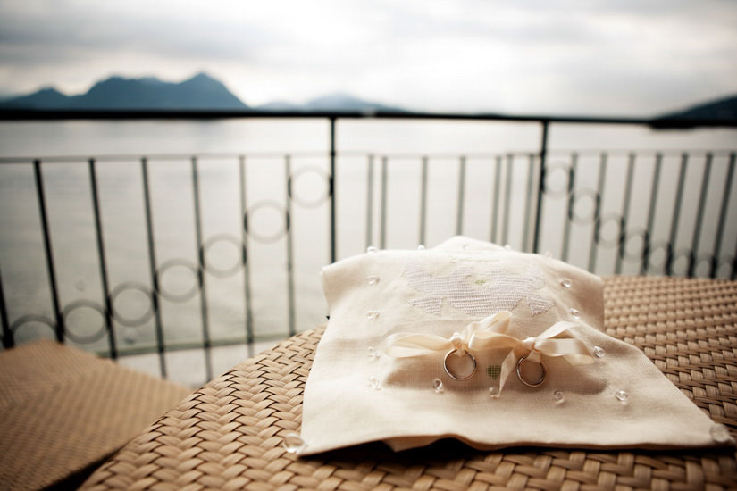 Fotografo matrimonio Torino: due anelli in esposizione su un balcone per un matrimonio al Lago Maggiore